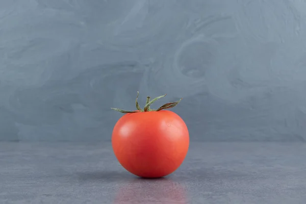 Frische Reife Rote Tomaten Auf Tischhintergrund — Stockfoto