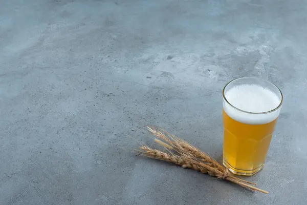 Een Glas Heerlijk Bier Tarwe Grijze Achtergrond Hoge Kwaliteit Foto — Stockfoto