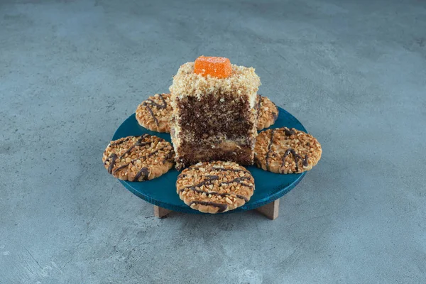 Kekse Ein Stück Kuchen Auf Einem Blauen Brett Auf Marmorgrund — Stockfoto