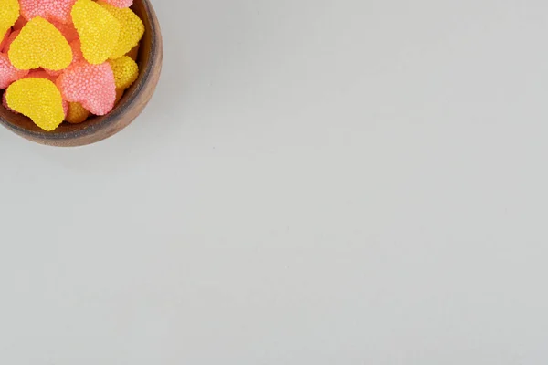 カラフルなハート型のゼリーキャンディーがいっぱいの木製のボウル 高品質の写真 — ストック写真