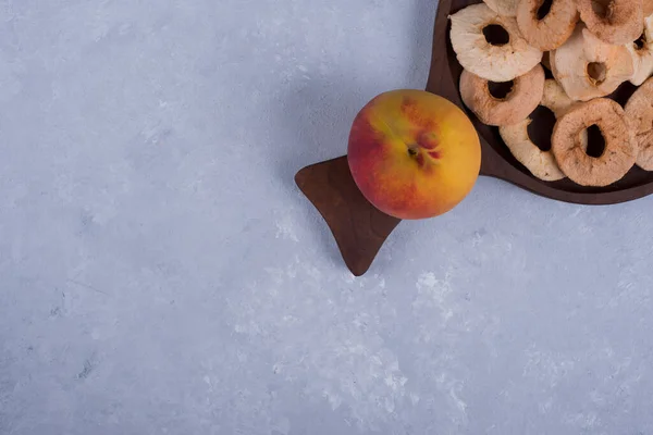 Manzanas Peladas Cortadas Rodajas Secas Con Melocotón Vista Superior Foto — Foto de Stock