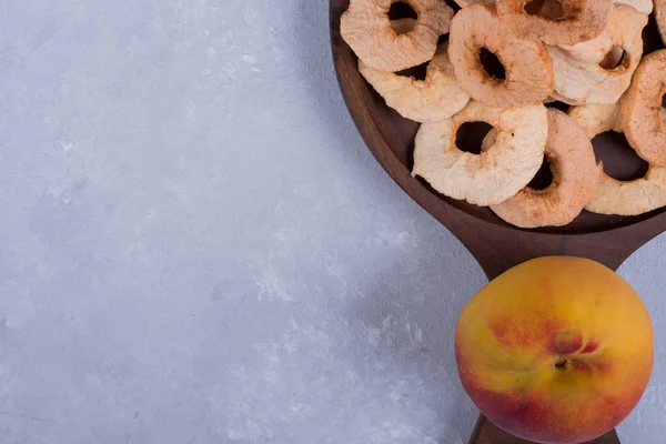 Manzanas Peladas Cortadas Rodajas Secas Con Melocotón Plato Madera Foto — Foto de Stock