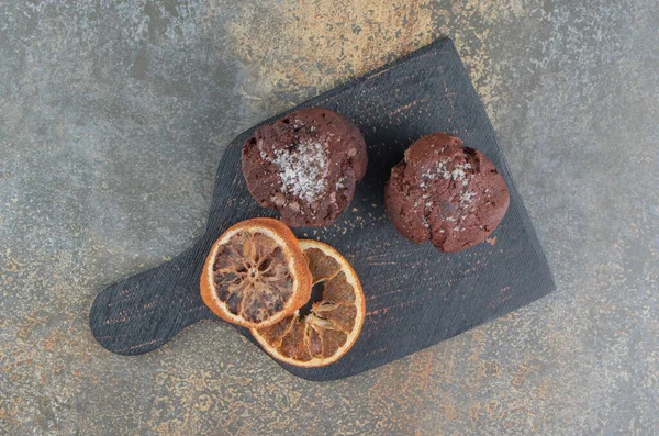 Gedroogde Citroenschijfjes Chocolade Cupcakes Houten Plank Houten Ondergrond Hoge Kwaliteit — Stockfoto