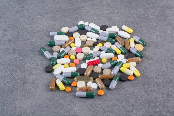 Çeşitli ilaç hapları, haplar ve kapsüller. Yüksek kalite fotoğraf