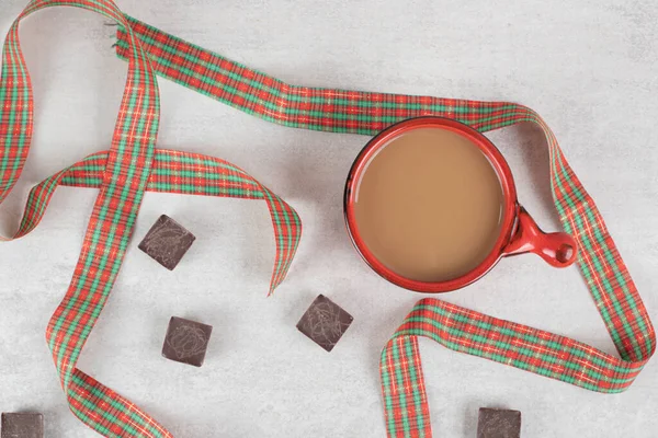 Latte Ruban Morceaux Chocolat Sur Surface Marbre Photo Haute Qualité — Photo