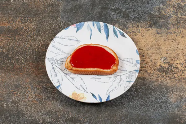 형형색색의 접시에 잼으로 토스트를 만들었습니다 고품질 — 스톡 사진