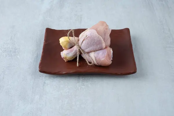 生の鶏の足をプレート上のロープで縛ら 高品質の写真 — ストック写真