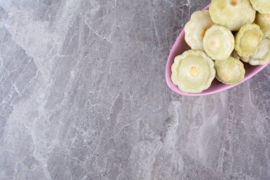 Pembe kasede çeşitli meyve turşusu. Yüksek kalite fotoğraf