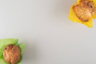 Mermer arka planda kağıt kaplamalı iki kek. Yüksek kalite fotoğraf