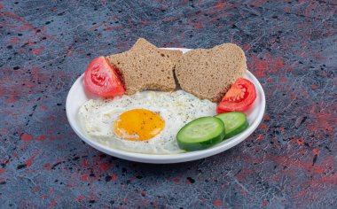 Sebzeli yumurta ve kalp şeklinde ekmek dilimleri. Yüksek kalite fotoğraf