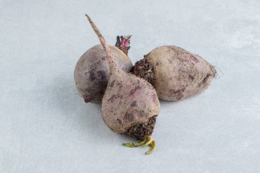 Mermer zemin üzerinde olgun turp yığını. Yüksek kalite fotoğraf