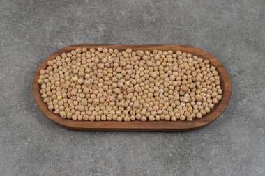 Tahta tabakta sarı bezelye yığını. Yüksek kalite fotoğraf