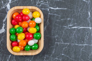 Mermer zemin üzerinde renkli şeker tabağı. Yüksek kalite fotoğraf