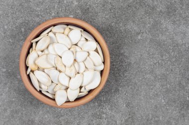 Seramik kasede kuru kabak çekirdeği. Yüksek kalite fotoğraf