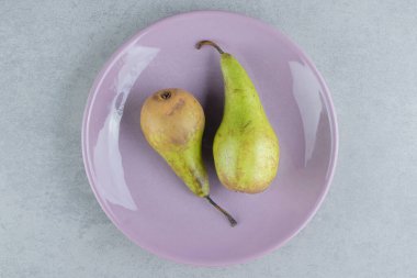 Mermer zemin üzerinde sulu armutlar. Yüksek kalite fotoğraf