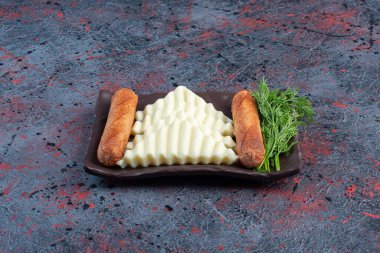 Beyaz peynir dilimli ızgara sosis. Yüksek kalite fotoğraf