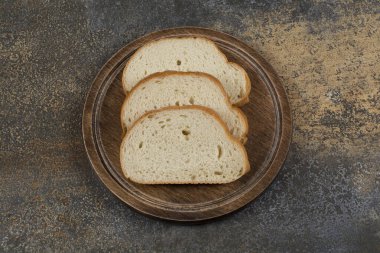 Tahta kesme tahtasında dilimlenmiş güzel kokulu ekmek. Yüksek kalite fotoğraf
