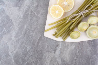 Tahta üzerinde çeşitli sebze turşusu. Yüksek kalite fotoğraf