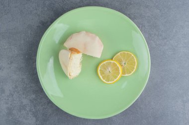 Yeşil tabakta dilimlenmiş limon dilimli tatlı pasta. Yüksek kalite fotoğraf