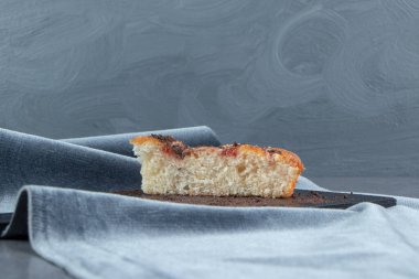 Tahta kesme tahtasının üzerinde kahve çekirdekli iki parça kek. Yüksek kalite fotoğraf