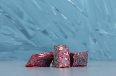 Mavi arka planda lezzetli bir Türk lokumu var. Yüksek kalite fotoğraf