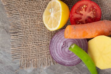 Taze sebzeler mermer arka planda çuval bezinde. Yüksek kalite fotoğraf