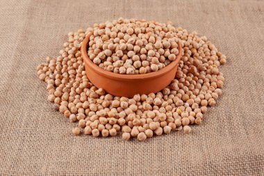 Çuval bezin üzerinde bezelye dolu bir kase. Yüksek kalite fotoğraf