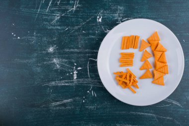 Tabakta servis edilen cips ve çubuk atıştırmalıkları