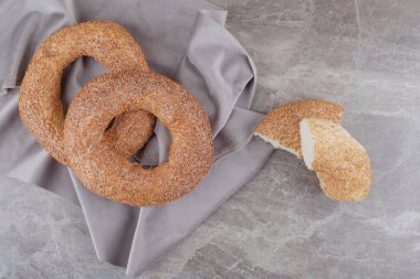 Mermer arkaplandaki kumaş parçasında çıtır simit. Yüksek kalite fotoğraf