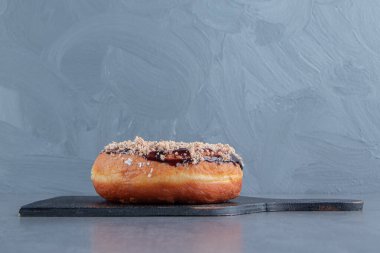 Büyük tatlı donutlu koyu ahşap bir tahta. Yüksek kalite fotoğraf