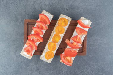 Tahtada domatesli çıtır tost. Yüksek kalite fotoğraf