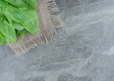 Marul, tahtada, mermer arka planda. Yüksek kalite fotoğraf