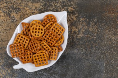 Yaprak şeklinde tabakta tuzlu kraker çeşitleri. Yüksek kalite fotoğraf