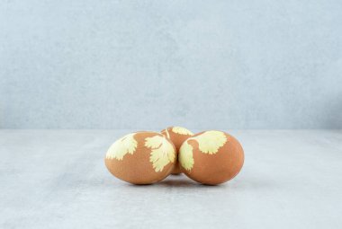 Mavi yüzeyde üç yumurta çiçeği dekoru. Yüksek kalite fotoğraf