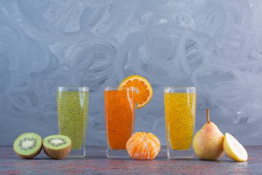 Meyve suyu, kivi, mandalina ve armut çeşitleri. Yüksek kalite fotoğraf