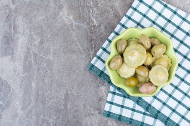Masa örtüsü ile birlikte çeşitli sebze turşusu. Yüksek kalite fotoğraf