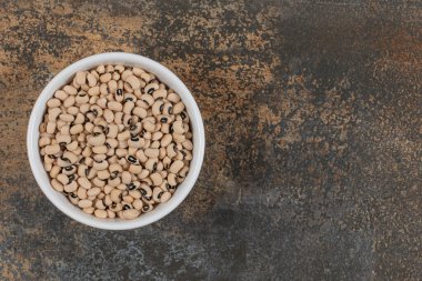 Beyaz kasede çiğ fasulye yığını. Yüksek kalite fotoğraf