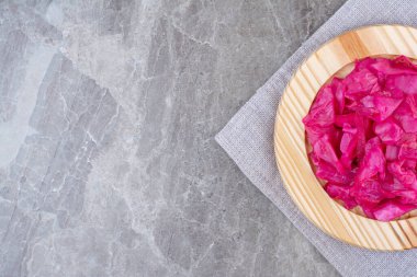 Tahta tabakta mayalanmış kırmızı lahana. Yüksek kalite fotoğraf