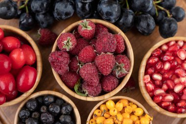 Lezzetli meyvelerle dolu ahşap bir kase. Yüksek kalite fotoğraf