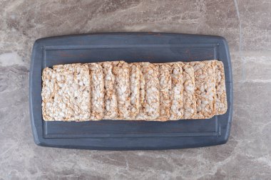 Tepside pirinç kekleri, mermer arka planda. Yüksek kalite fotoğraf