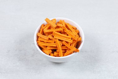 Beyaz arka planda patates kızartması dolu beyaz kase. Yüksek kalite fotoğraf