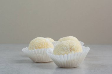 Beyaz arka planda yuvarlak taze kurabiyeler. Yüksek kalite fotoğraf