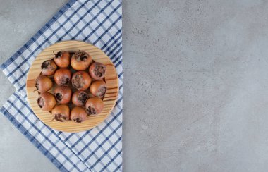 Çuval bezinde taze hurma olan ahşap bir tahta. Yüksek kalite fotoğraf