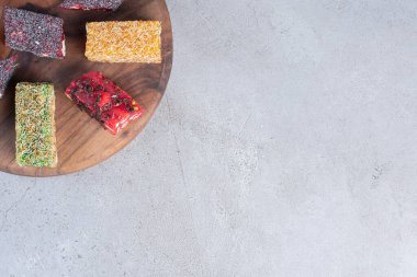 Mermer zemin üzerinde ahşap bir tahtada çeşitli Türk lezzeti aromalı bir düzenleme. Yüksek kalite fotoğraf