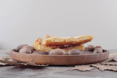 Cevizli tepsi ve mermer zemin üzerinde feseli ekmek dilimleri. Yüksek kalite fotoğraf