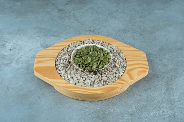 Mavi arka planda ayçiçeği ve balkabağı tohumları. Yüksek kalite fotoğraf