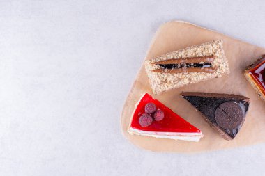 Tahtadaki lezzetli keklerin çeşitleri. Yüksek kalite fotoğraf