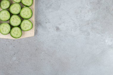 Tahtada bıçakla kesilmiş taze salatalıklar. Yüksek kalite fotoğraf