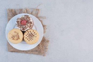 Kurabiye yığınları ve mermer zemin üzerinde küçük bir pasta. Yüksek kalite fotoğraf