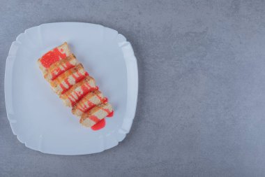 Taze pişmiş, soslu ev yapımı kek dilimleri. Yüksek kalite fotoğraf